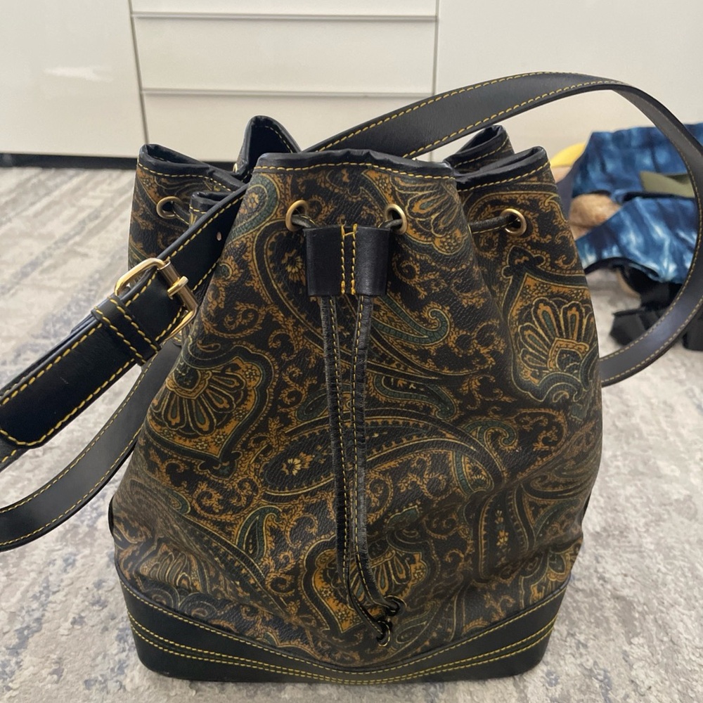 Elegant Paisley Drawstring Bucket Bag